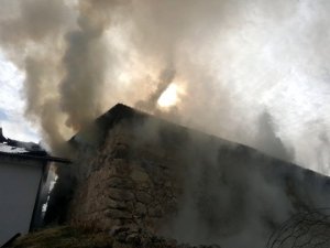 Çemişgezek’te yangın: 2 ev zarar gördü