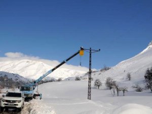 Hasar gören elektrik nakil hatları onarılıyor