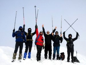 Depremde hayatını kaybedenler için saygı duruşu