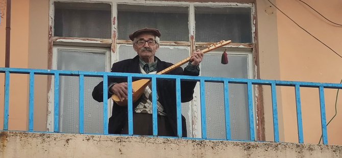 Curasının teline 'evde kalın' demek için vurdu