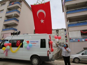 23 Nisan araçlardan yükselen çocuk şarkılarıyla kutlandı