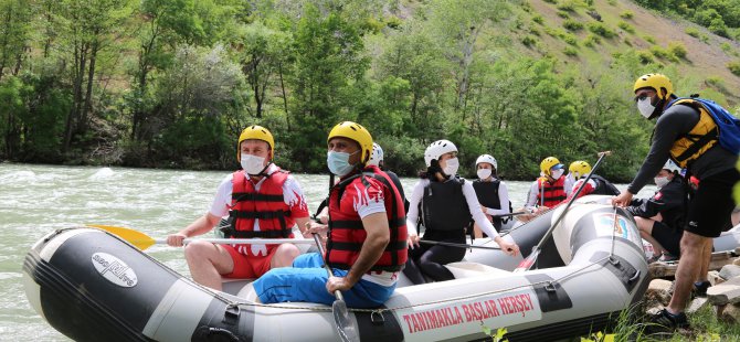 Vali Sonel, milli sporcularla rafting yaparak Munzur'da sezonu açtı