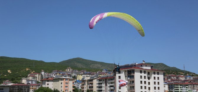 Gökyüzü paraşütlerle renklendi