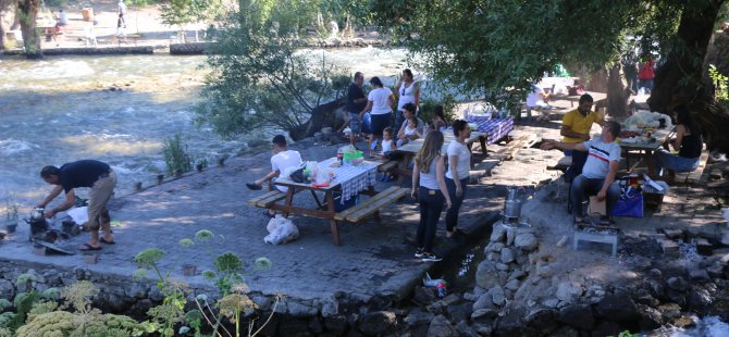 Munzur Baba Gözeleri ziyaretçi akınına uğruyor