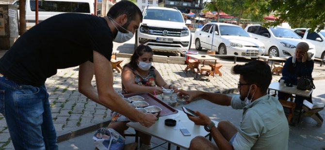 500 kişiye aşure dağıttı