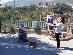 Kayıp kardeşi için oturma eylemi yapan Aygül Doku gözaltına alındı