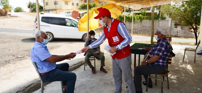 Türk Kızılay gönüllüleri köylerde maske dağıttı