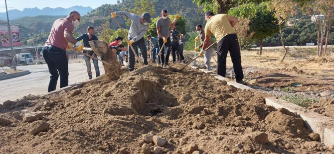 Dersim’de kaldırım taşlarını yurttaşlar döşedi