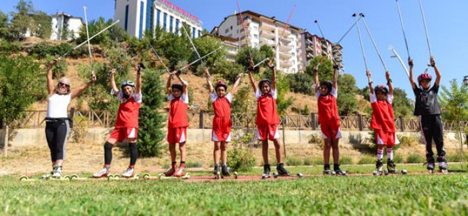 Küçük kayakçılar, kışın pistlerde yarışmaya hazırlanıyor