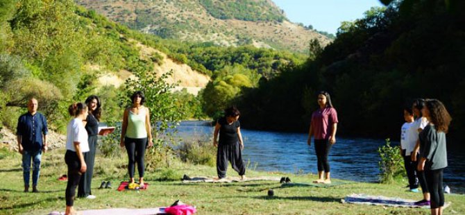 Munzur Nehri kıyısında meditasyon