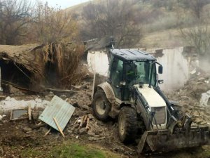 Depremden etkilenen bin 486 ağır hasarlı yapı yıkılıyor