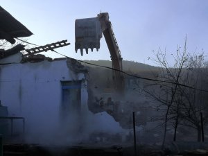 Dersim'de depremden 11 ay sonra yıkım