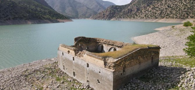 Barajda sular çekildi tarihi kilise tamamen gün yüzüne çıktı