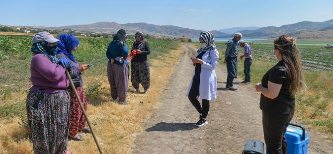 Mevsimlik işçiler aşıya gidemeyince sağlık ekipleri tarlaya indi