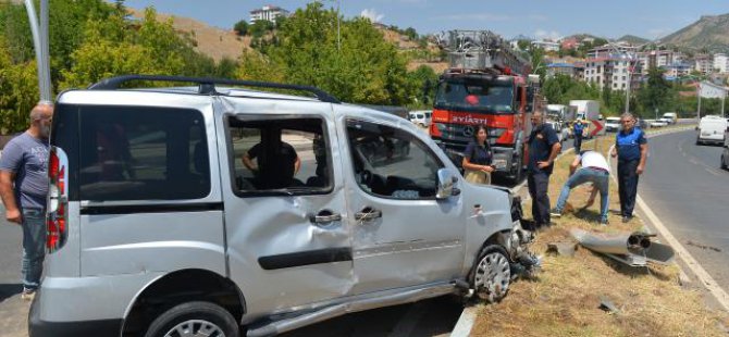 Araç elektrik direğine çarptı: 4 yaralı