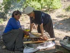 Dut pekmezi geleneksel yöntemlerle imece usulü üretiliyor