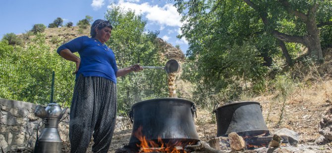 Dut pekmezi geleneksel yöntemlerle imece usulü üretiliyor