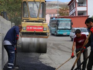 Erzincan’da asfalt yama çalışmaları devam ediyor