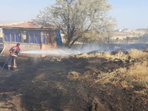 Elazığ’da ot yangını paniğe neden oldu