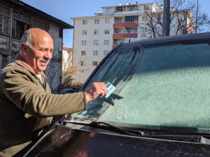 Ardahan’da araç camları buz tuttu