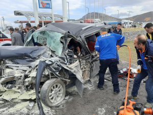 Tatvan’da otomobille kamyonet çarpıştı: 2 ölü, 6 yaralı