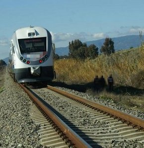 Demiryolu işçilerine tren çarptı 5 ölü