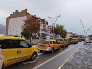 Taksiciler akaryakıt zamlarını protesto etti