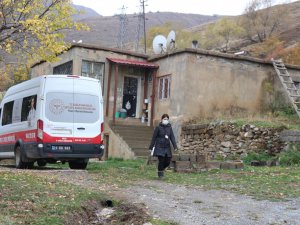 Sağlık çalışanları kapı kapı dolaşarak aşı çalışmalarını sürdürüyor