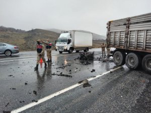 Malatya’da karşı şeride geçen tır 2 araca çarptı