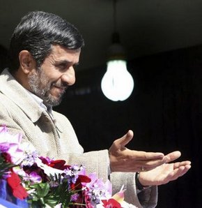 Ahmedinejad'a ayakkabı atıldı