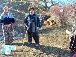 Çamurlu suyla banyo yapıp, bulaşık ve çamaşır yıkıyorlar