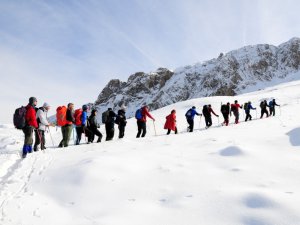 30 dağcı, 6 saatte karlı kaplı zirveye tırmandı