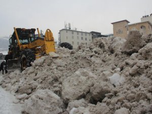 Hakkari'de kamyonlarla kar taşınıyor