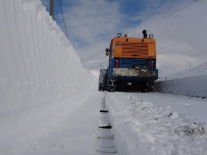 Bitlis’te karla mücadele gece gündüz devam ediyor