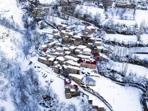 Taş evlerin kartpostallık kış manzarası