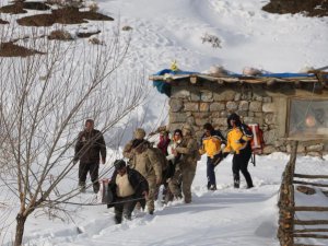 Karla kaplı köy yolunu aşıp hastayı helikoptere yetiştirdiler