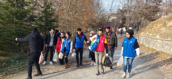 Gençler sokak ve yaban hayvanları için yiyecek bıraktı