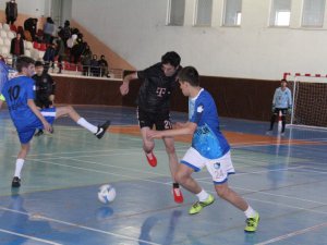 Liseli gençlerin futsal heyecanı