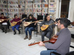 Ovacık Belediyesi, kadınlar için bağlama atölyesi başlattı