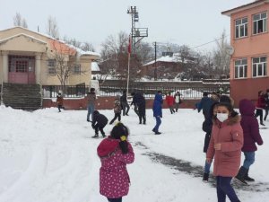 Karlıova’da yağan karın tadını çocuklar çıkardı