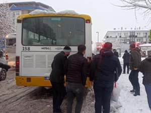 Belediye otobüsü yolda kalınca iş yolculara düştü