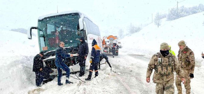 Kara saplanan otobüs kurtarıldı