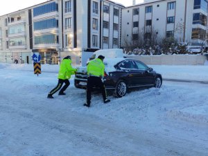 Elazığ’da yolda kalan vatandaşların yardımına trafik polisleri koştu