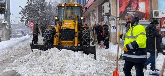 Dersim Belediyesi ve vatandaşlar imece usulüyle kar temizledi