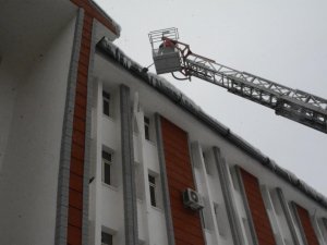 Hakkari’de buz sarkıntıları temizleniyor