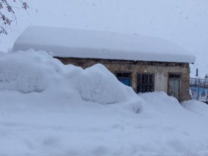 Pülümür’de ev ve arabalar kara gömüldü