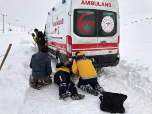 Mezrada rahatsızlanan vatandaşa karlı yollar açılarak ulaşıldı