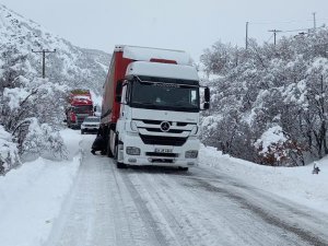 Dersim-Erzincan karayolu zincirsiz tır geçişlerine kapatıldı