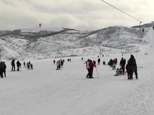 Ovacık ilçesinde bulunan kayak merkezine yoğun ilgi