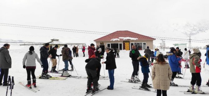 Ovacık ilçesinde bulunan kayak merkezine yoğun ilgi